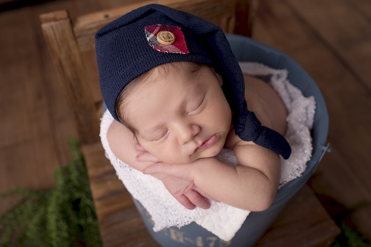 Foto newborn em caxias do sul fotografa morgana perini gorro azul vermelho