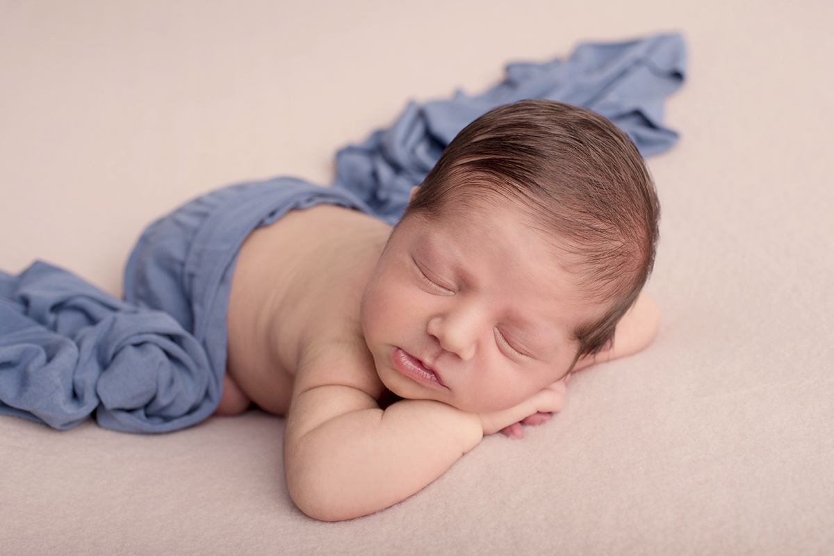 Foto newborn em caxias do sul fotografa morgana perini tecido azul
