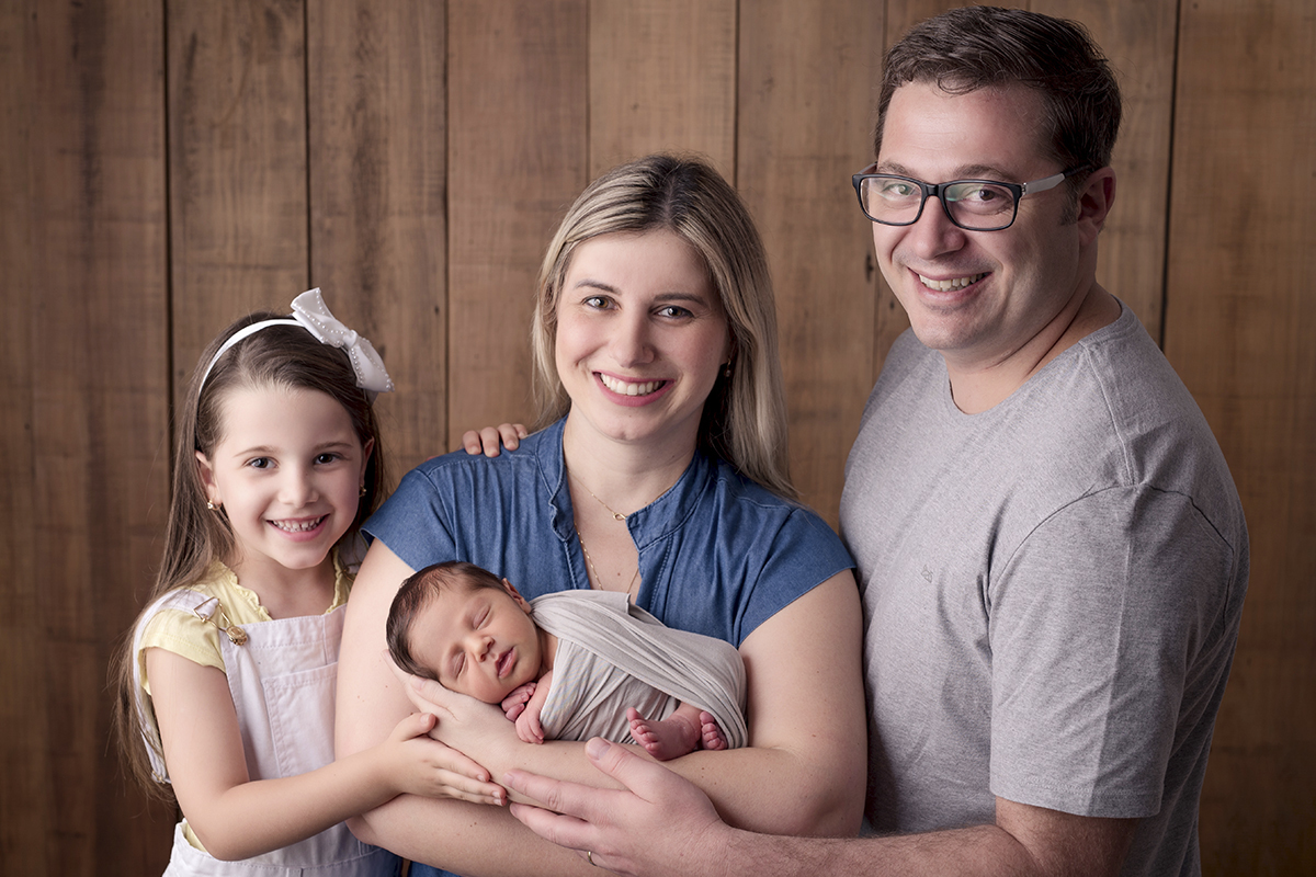 Foto newborn em caxias do sul fotografa morgana perini familia irma estudio marrom madeira