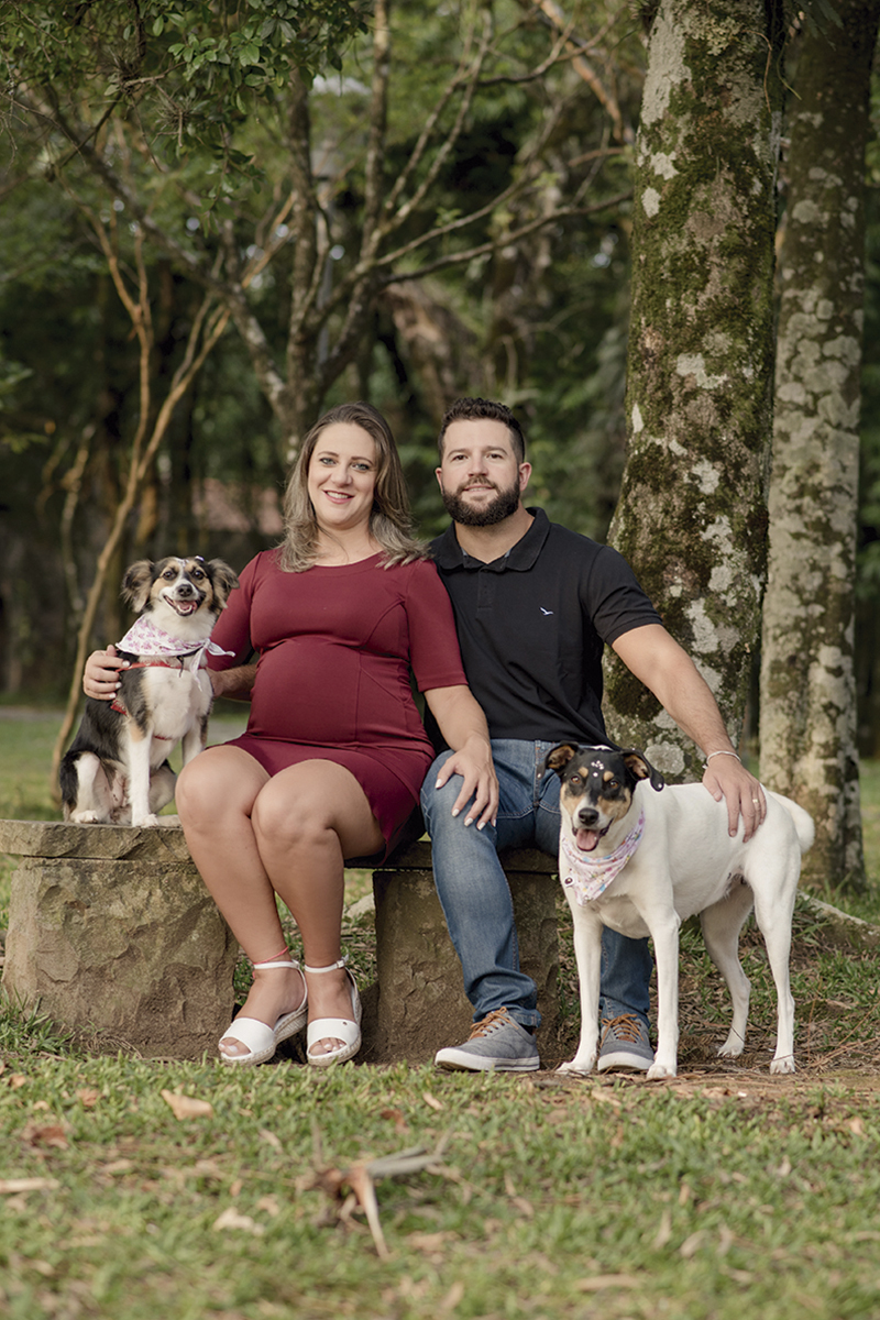 Foto de gestante em caxias do sul fotografa morgana perini casal com dois cachorros