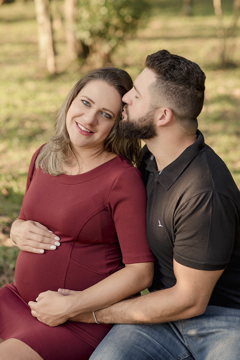  casal sentado pa beijo mae vermelho loira