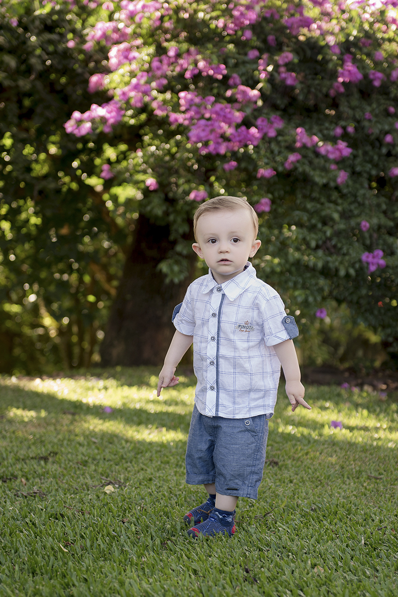 Foto criança em caxias do sul fotografa morgana perini menino azul e branco