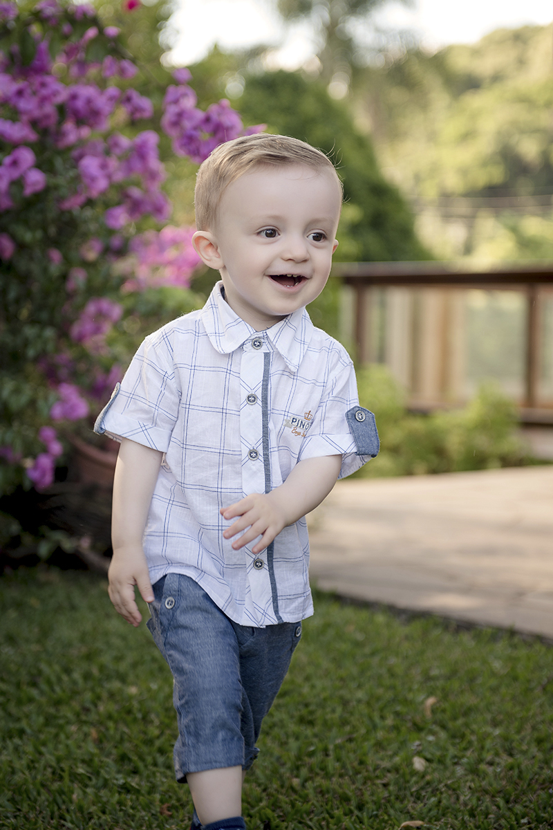 Foto criança em caxias do sul fotografa morgana perini menino sorrindo branco