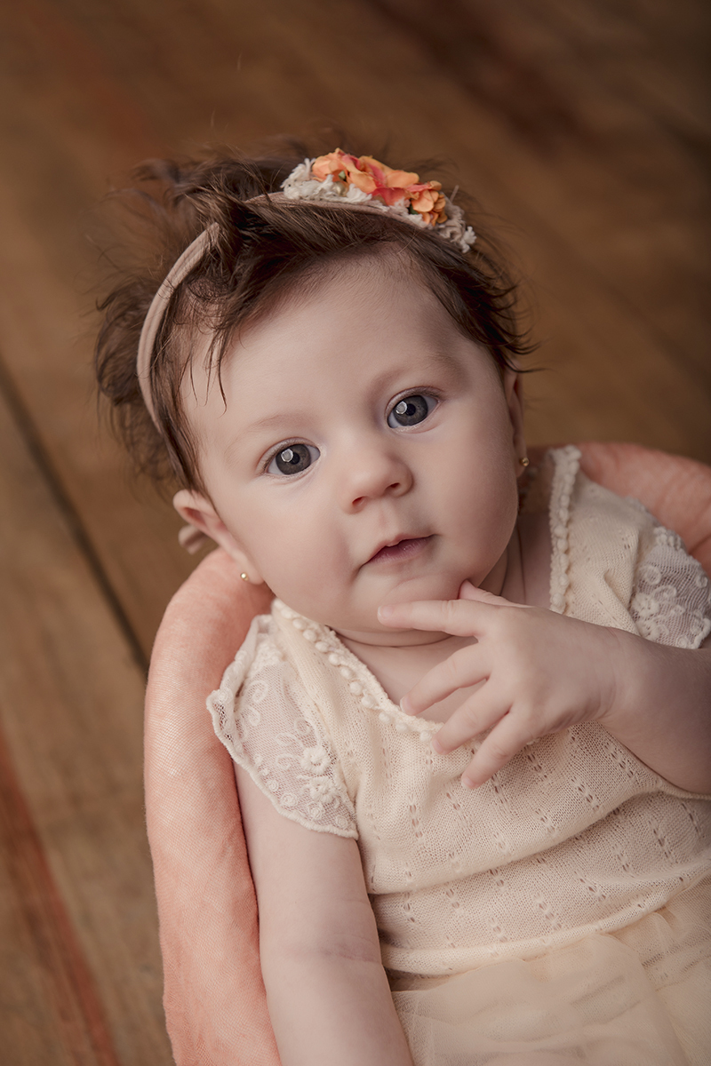 Foto de bebe em caxias do sul fotografa morgana perini nene mao queixo