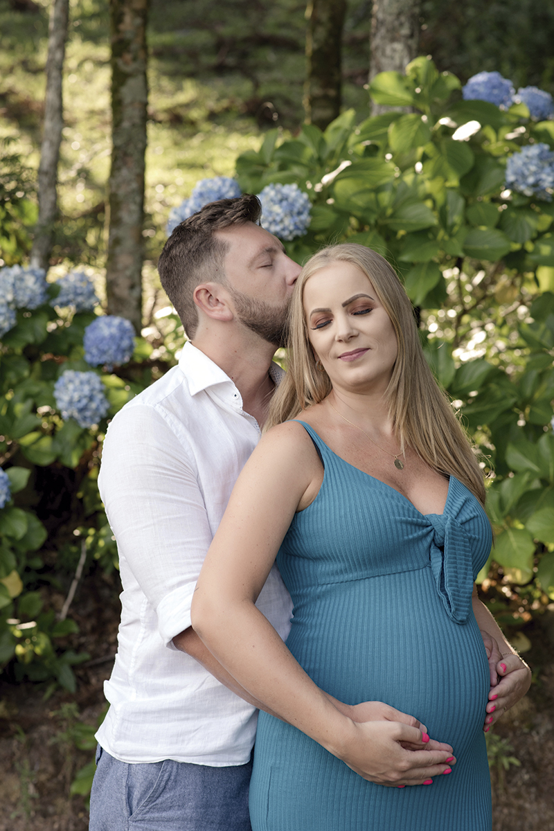 Foto de gestante em caxias do sul fotografa morgana perini casal abraçado olhos fechados