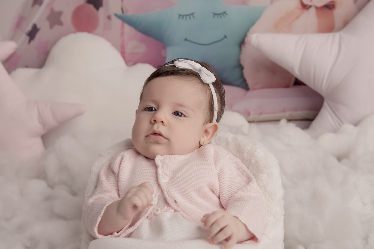 Foto de bebe em caxias do sul fotografa morgana perini no  meio de nuvens