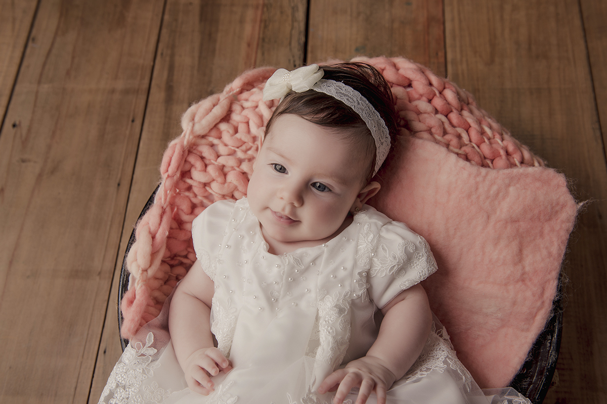 Foto de bebe em caxias do sul fotografa morgana perini menina tecido laranja