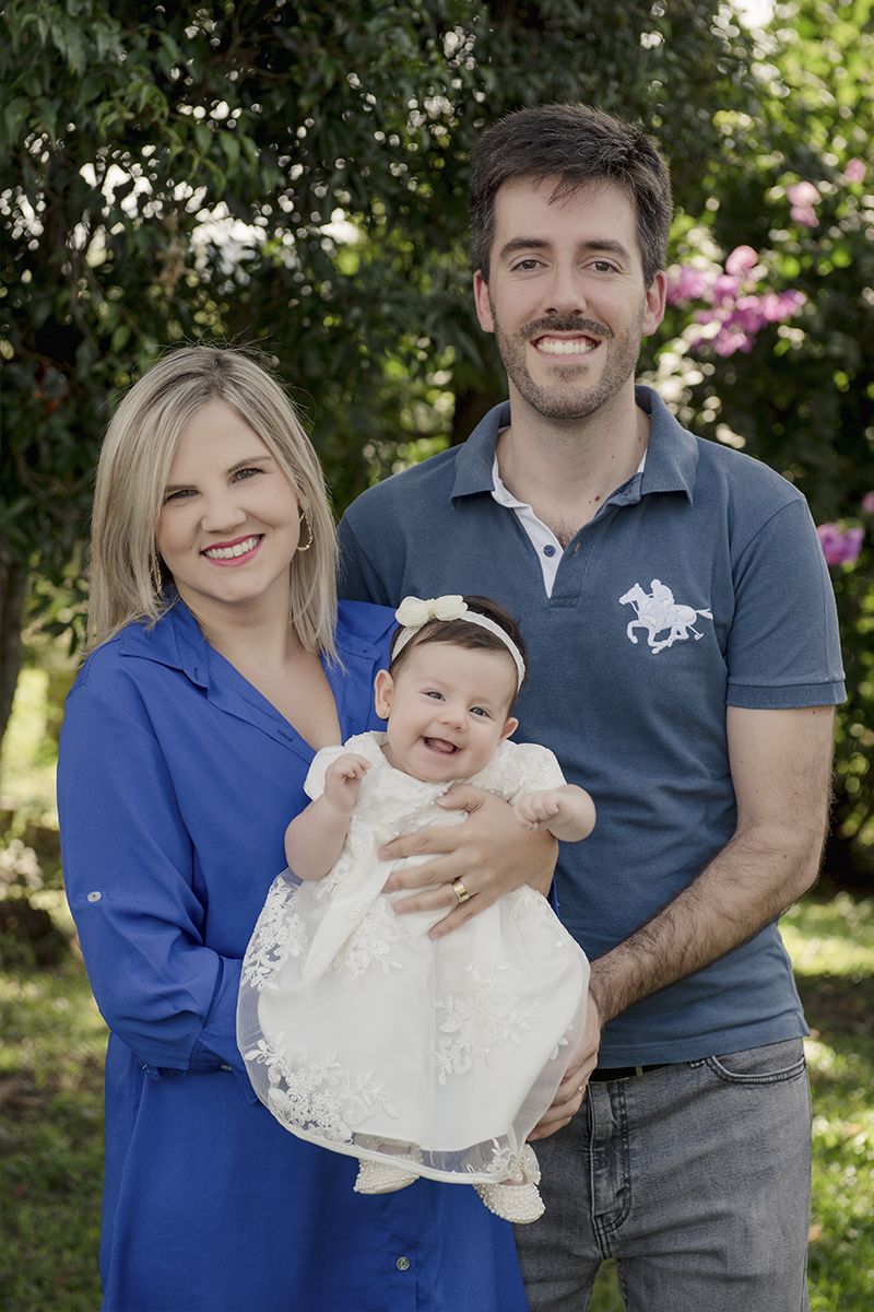 Foto de bebe em caxias do sul fotografa morgana perini bebe vestido rosa sorrindo com os pais roupa azul