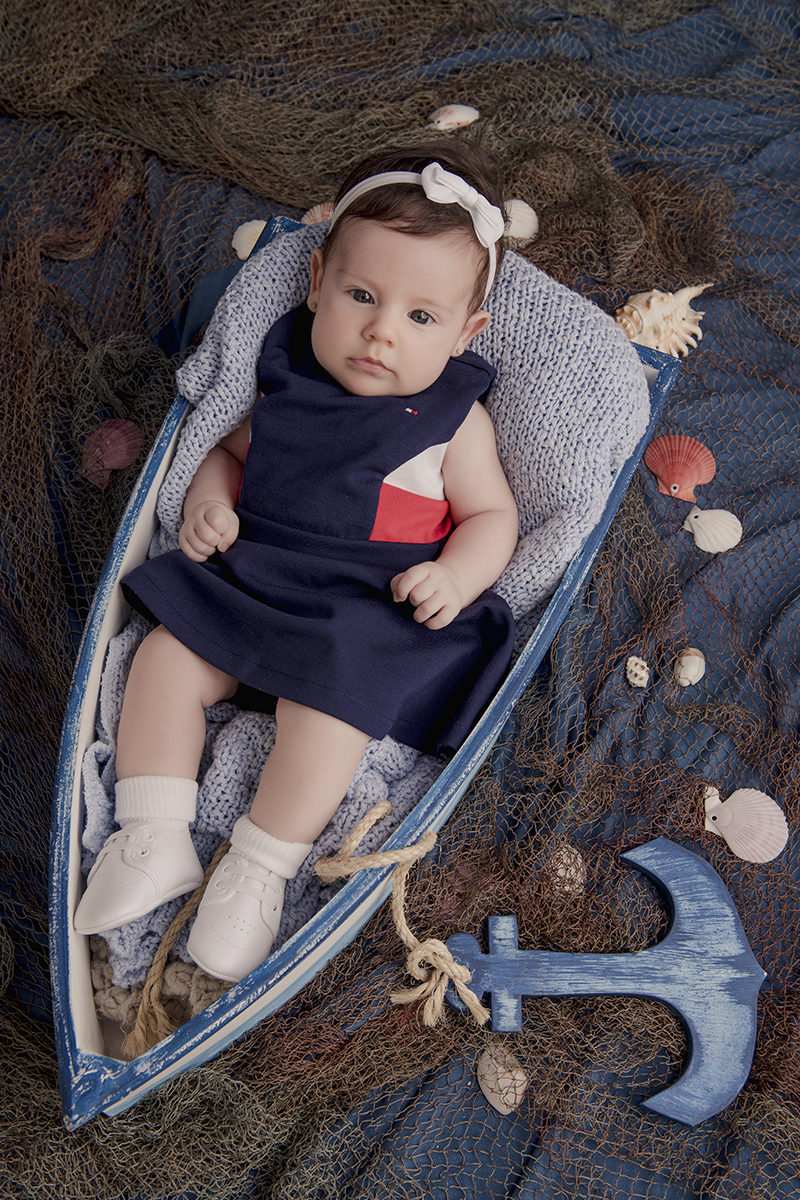 Foto de bebe em caxias do sul fotografa morgana perini menina no barco tons de azul