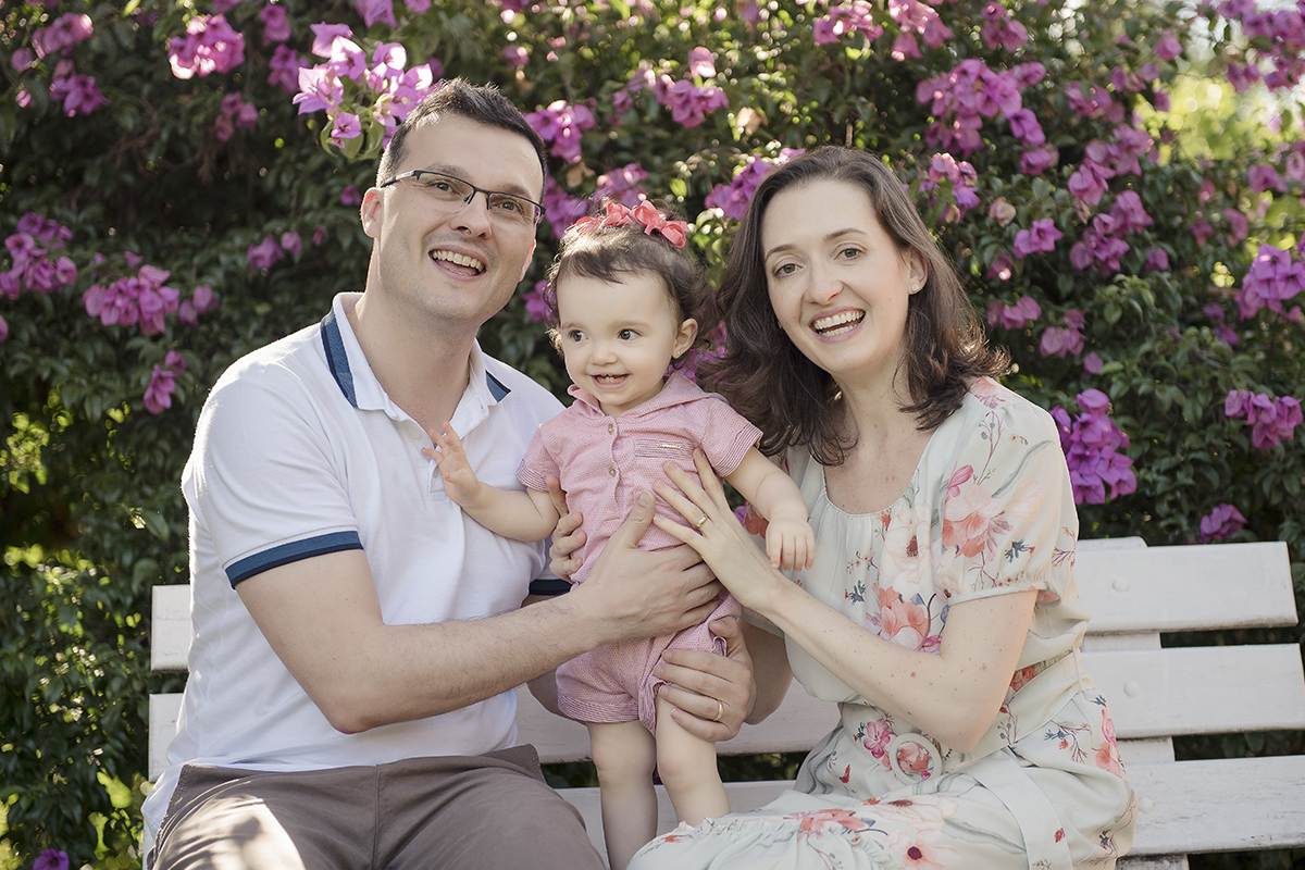 Foto de bebe em caxias do sul fotografa morgana perini familia sentada banco branco