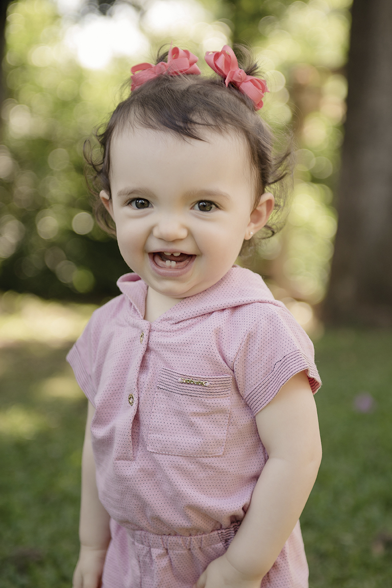 Foto de bebe em caxias do sul fotografa morgana perini menina de rosa sorrindo verde