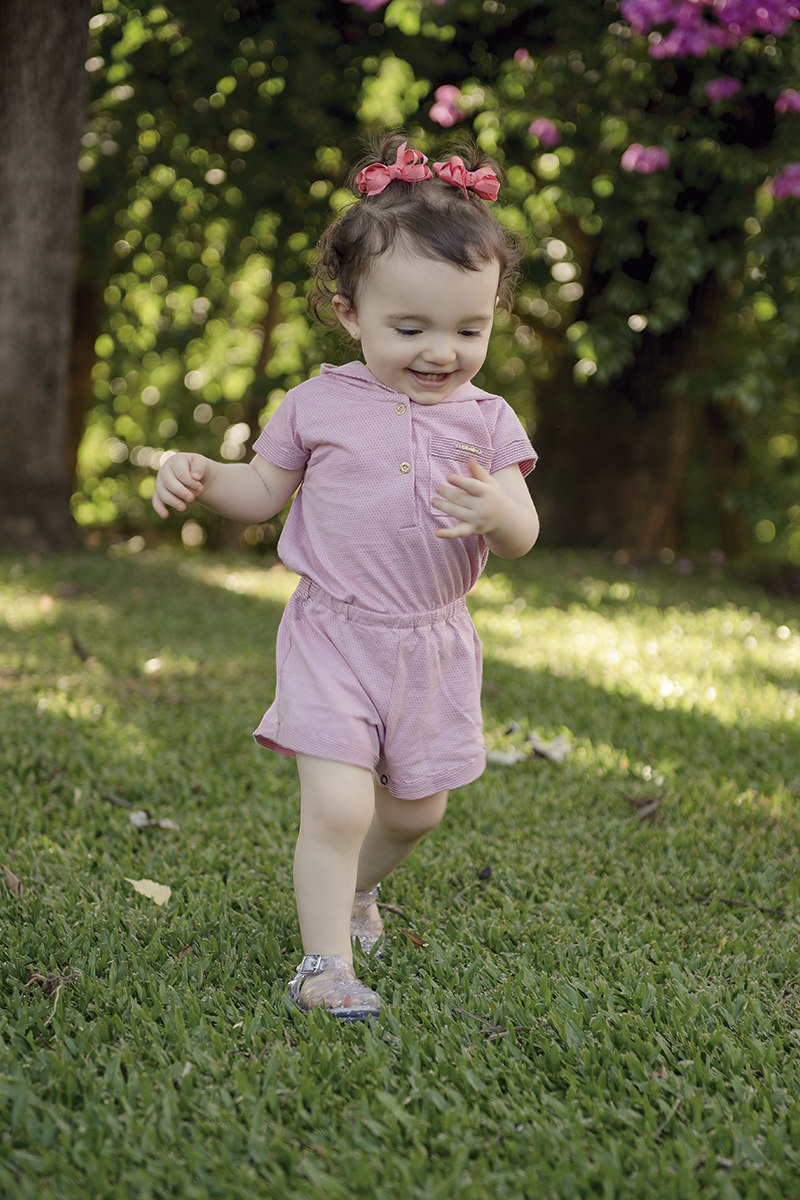 Foto de bebe em caxias do sul fotografa morgana perini menina de rosa correndo