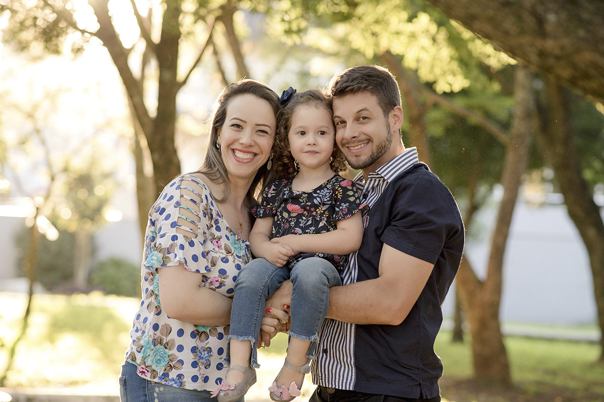 Foto criança em caxias do sul fotografa morgana perini pais menina colo parque
