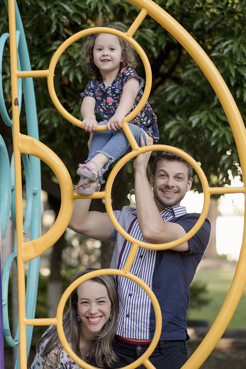 Foto criança em caxias do sul fotografa morgana perini pais brinquedo amarelo