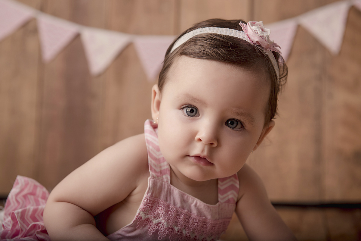 Foto de bebe em caxias do sul fotografa morgana perini debruços vestido rosa