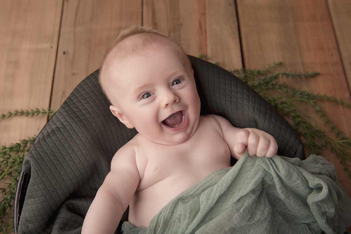 Foto de familia em caxias do sul fotografa morgana perini bebe sorrindo loirinho