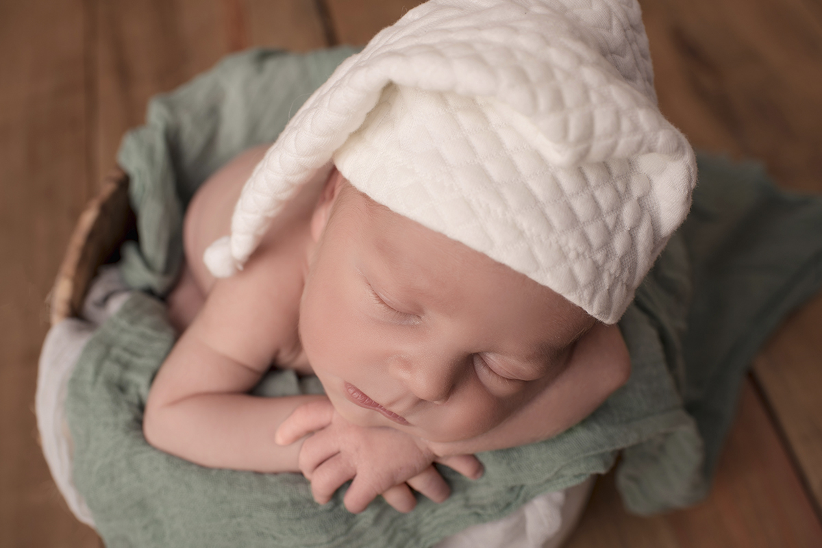 Foto newborn em caxias do sul fotografa morgana perini verde toca branca