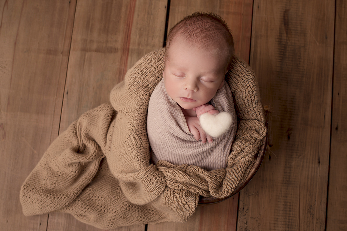 Foto newborn em caxias do sul fotografa morgana perini bebe tons marrons