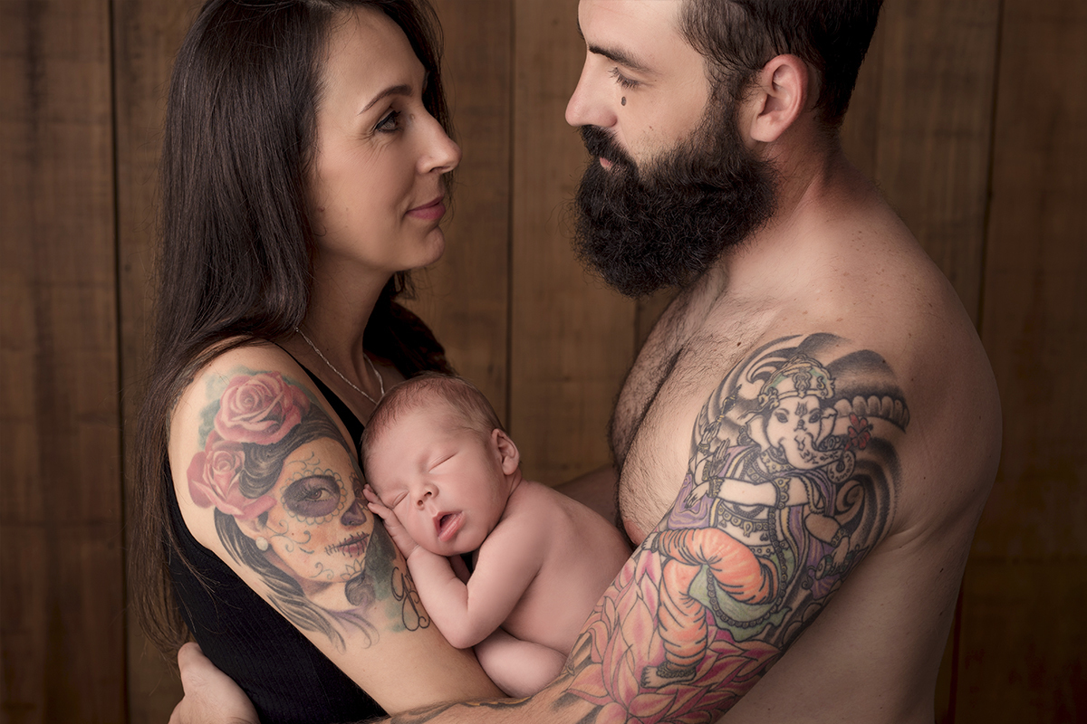 Foto newborn em caxias do sul fotografa morgana perini pais tatooados