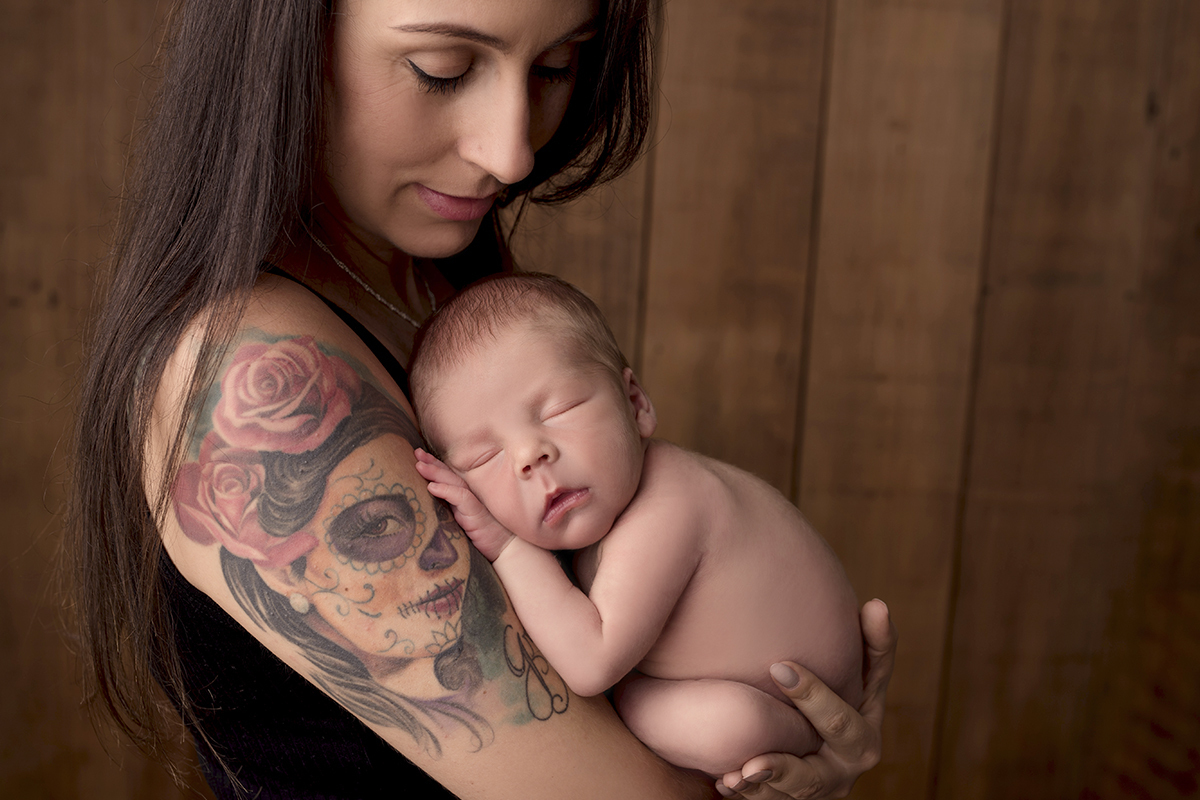 Foto newborn em caxias do sul fotografa morgana perini mae com tattoagem e rn