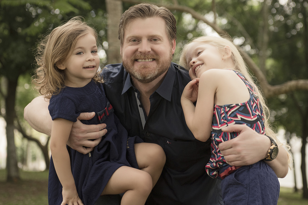 Foto de familia em caxias do sul fotografa morgana perini pai abraçado meninas 