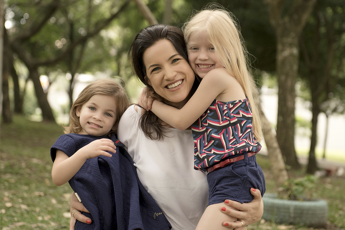 Foto de familia em caxias do sul fotografa morgana perini mae abraçada meninas azul