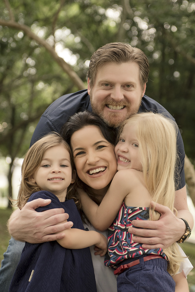 Foto de familia em caxias do sul fotografa morgana perini familia abraçada azul