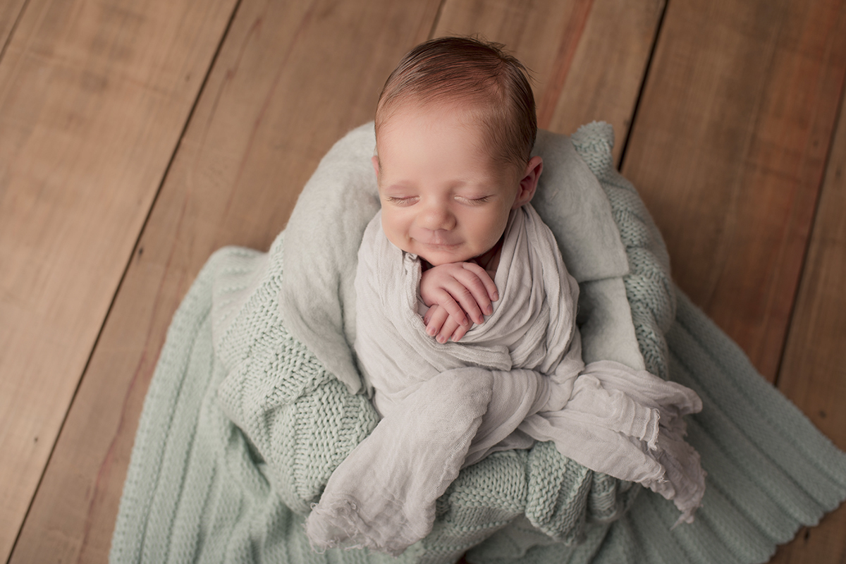 Foto newborn em caxias do sul fotografa morgana perini bebe leve sorriso