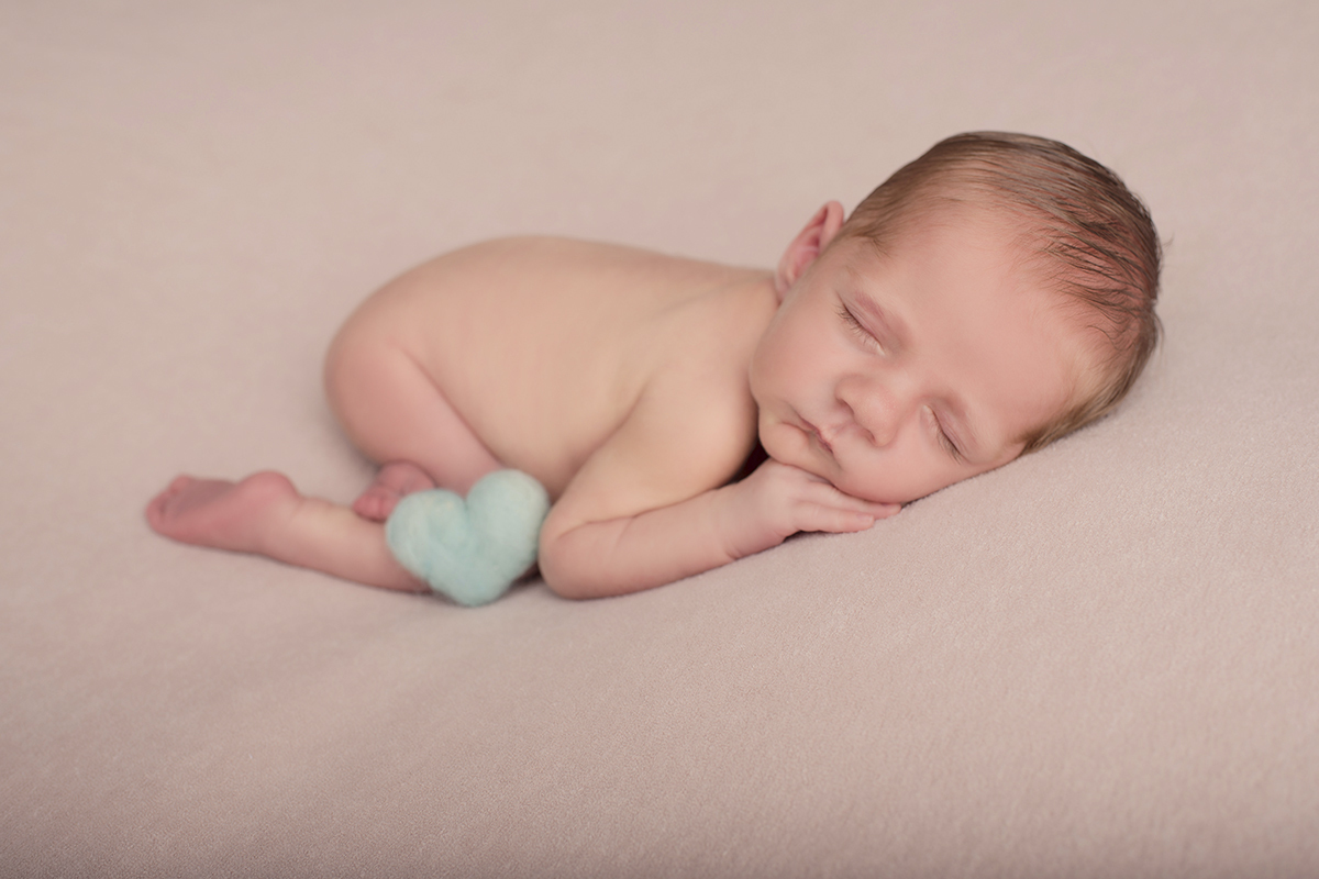 Foto newborn em caxias do sul fotografa morgana perini bebe coração feltro verde