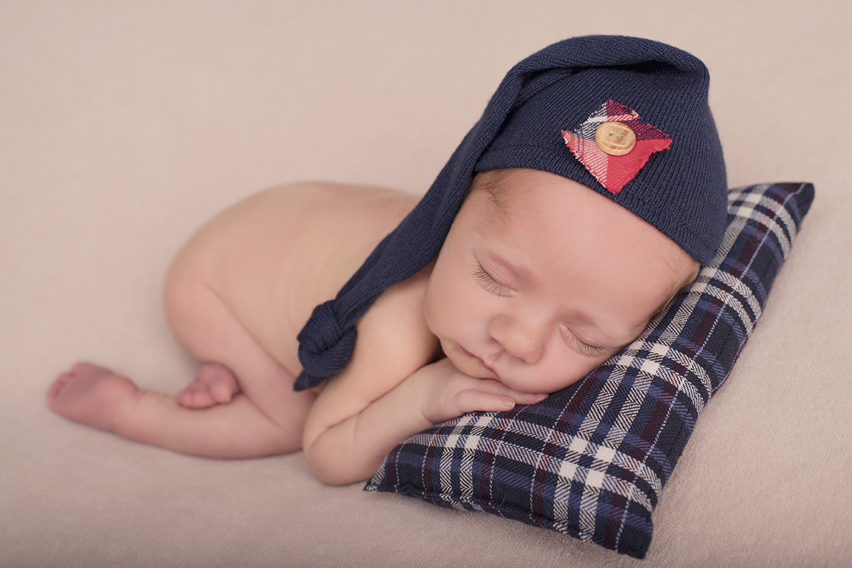 Foto newborn em caxias do sul fotografa morgana perini bebe almofada xadrez e touca