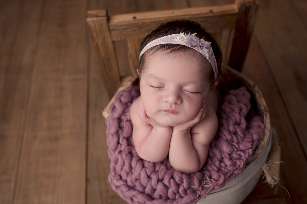 Foto newborn em caxias do sul fotografa morgana perini bebe pose sapinho