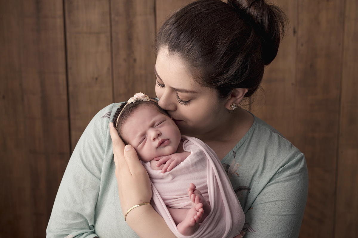 Foto newborn em caxias do sul fotografa morgana perini bebe mae roupa verde