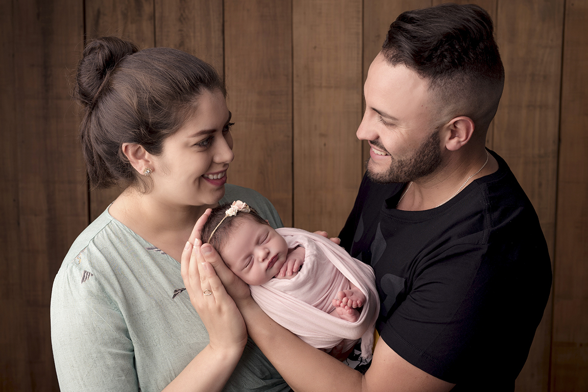 Foto newborn em caxias do sul fotografa morgana perini bebe menina pais colo sorrindo