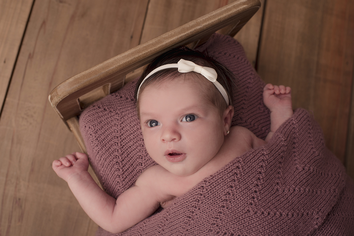 Foto newborn em caxias do sul fotografa morgana perini bebe foros roxos olhos abertos