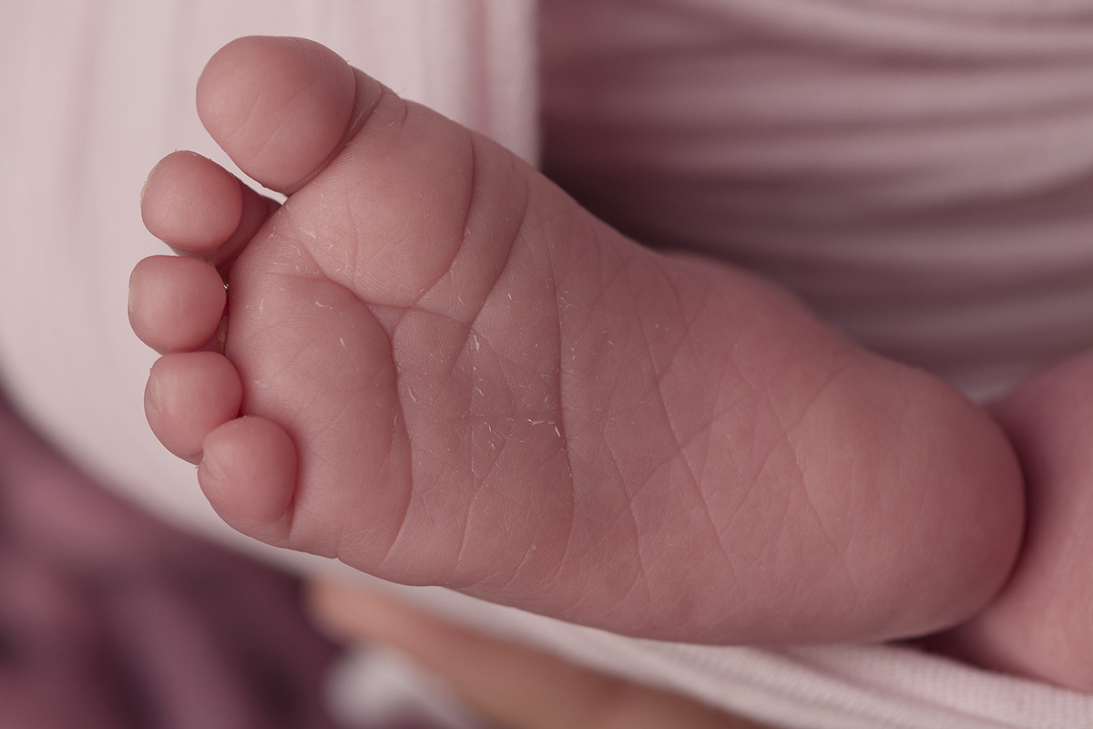 Foto newborn em caxias do sul fotografa morgana perini pezinho