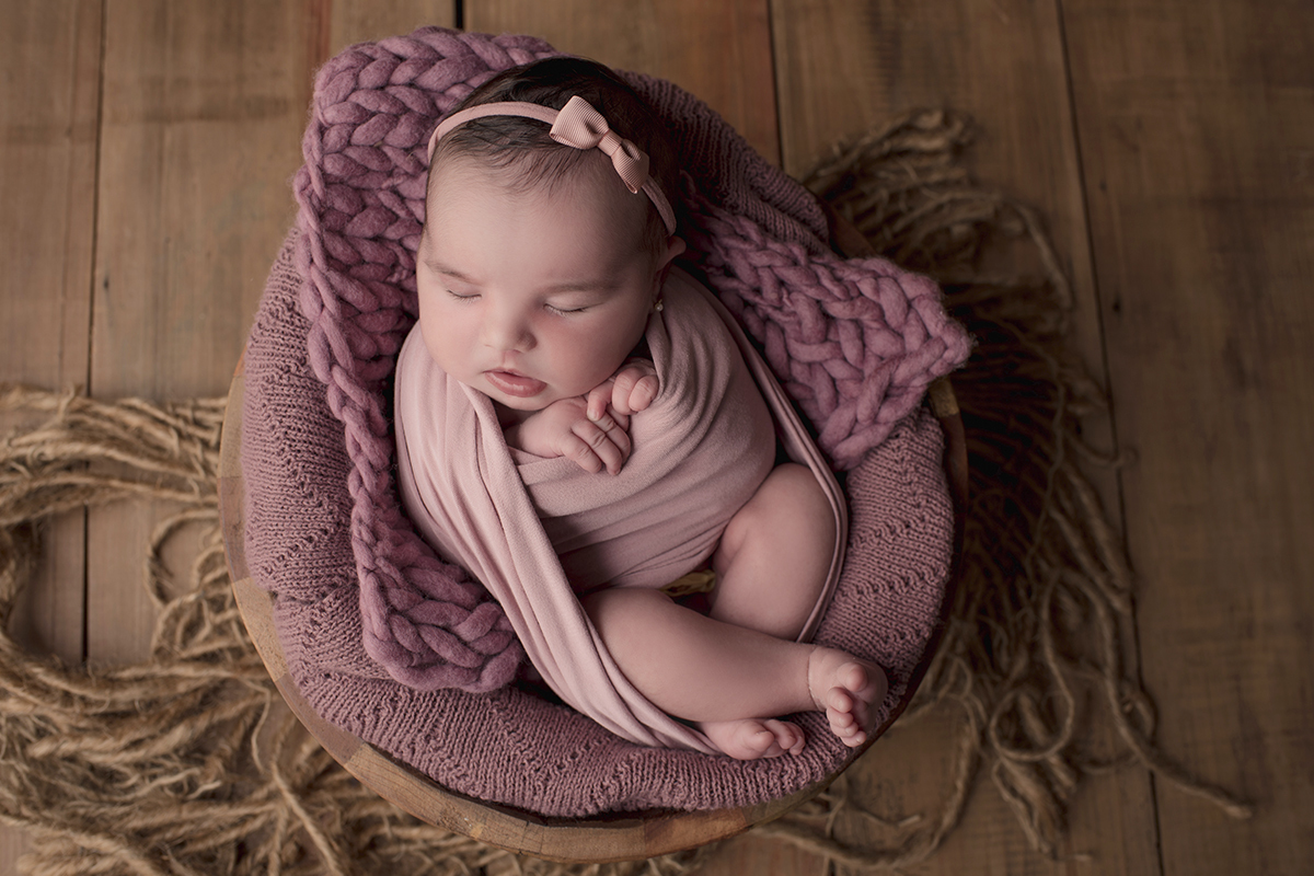 Foto newborn em caxias do sul fotografa morgana perini bebe menina roxo marrom