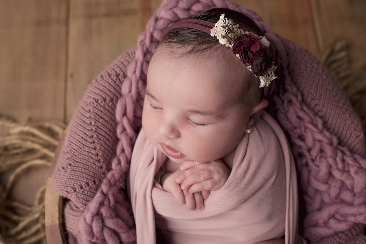 Foto newborn em caxias do sul fotografa morgana perini bebe menina rosto tiara