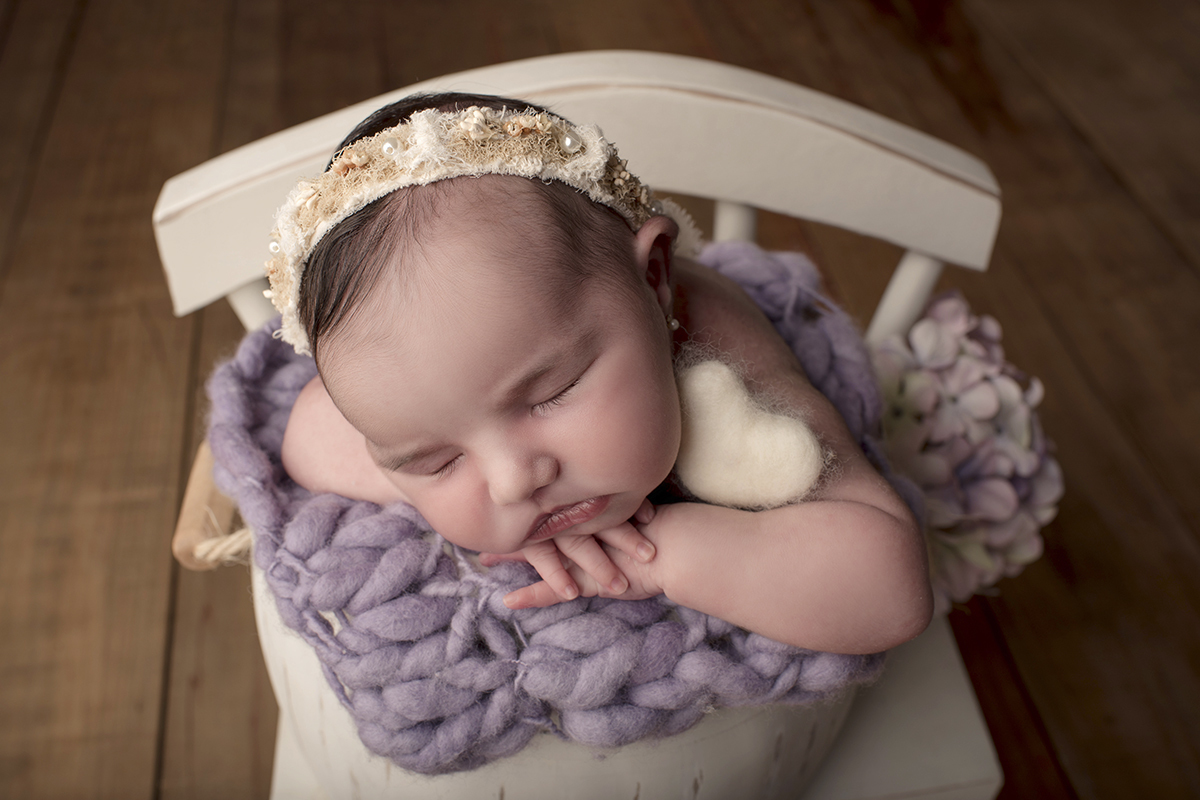 Foto newborn em caxias do sul fotografa morgana perini bebe menina cadeira branca braços