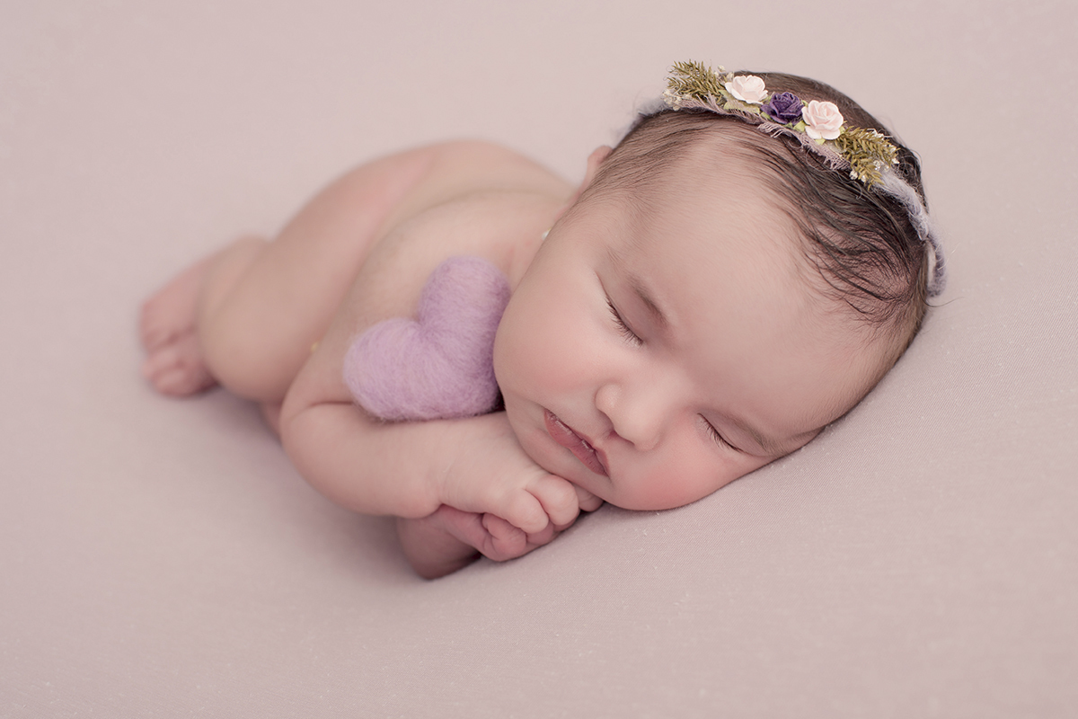 Foto newborn em caxias do sul fotografa morgana perini bebe coração roxo