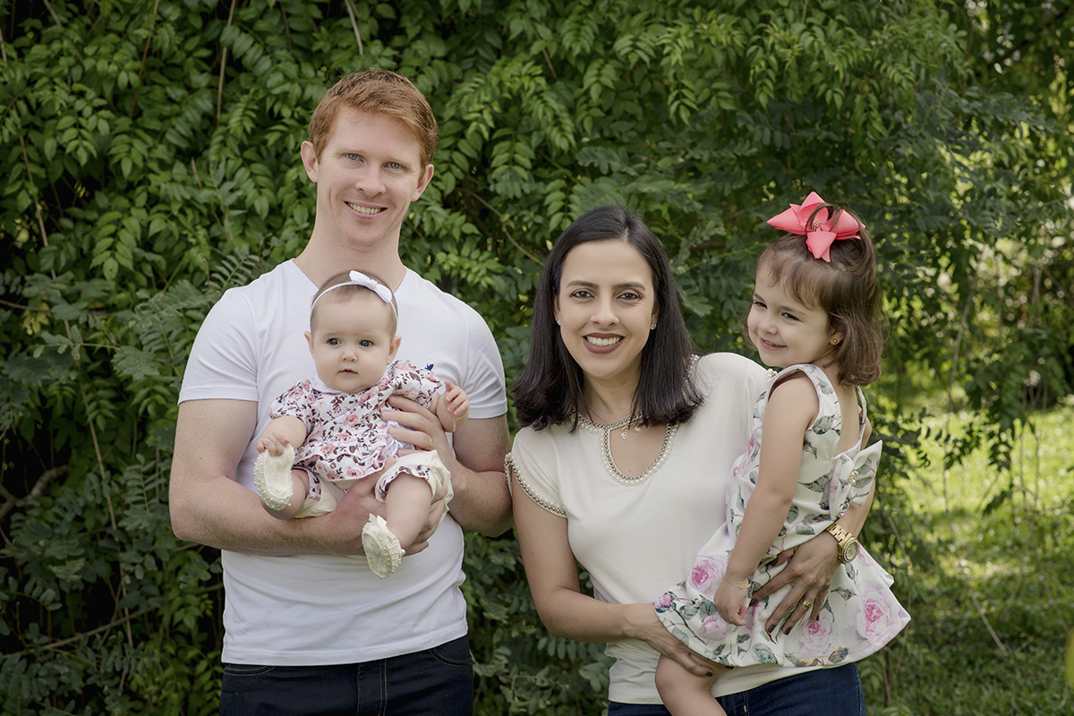 Foto de bebe em caxias do sul fotografa morgana perini pais com filhas arvores verdes