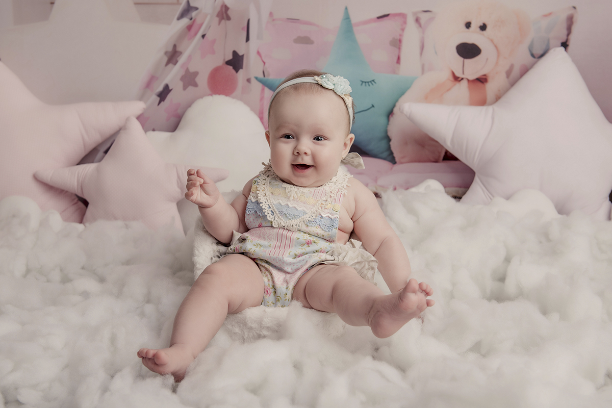 Foto de bebe em caxias do sul fotografa morgana perini bebe sentada nas nuvens