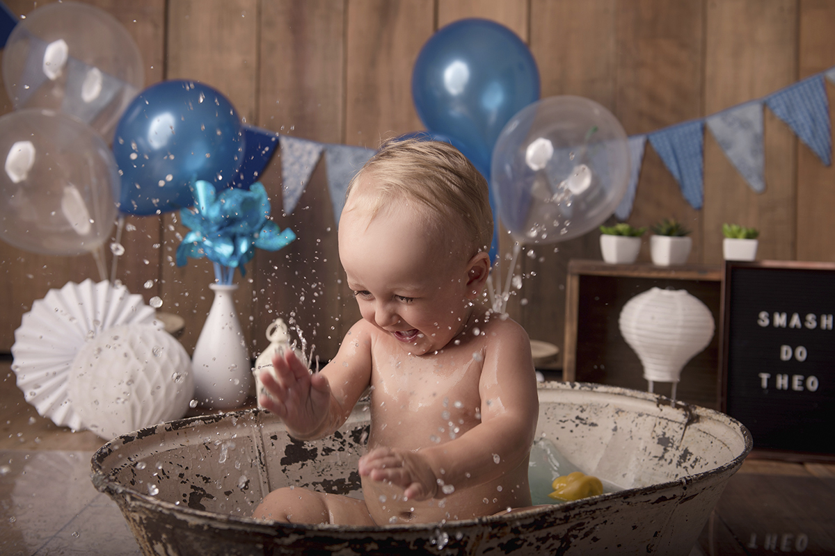 Foto de bebe em caxias do sul fotografa morgana perini bebe brincando banheira agua saltando