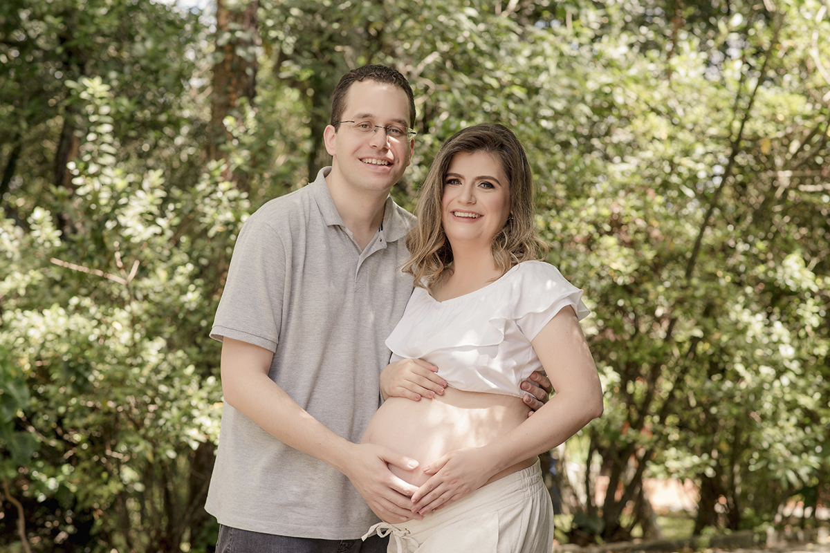 Foto de gestante em caxias do sul fotografa morgana perini casal tons claros verde