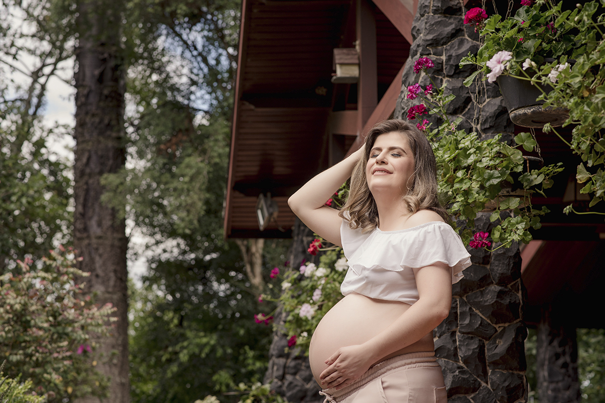 Foto de gestante em caxias do sul fotografa morgana perini mae mao no ombro casa