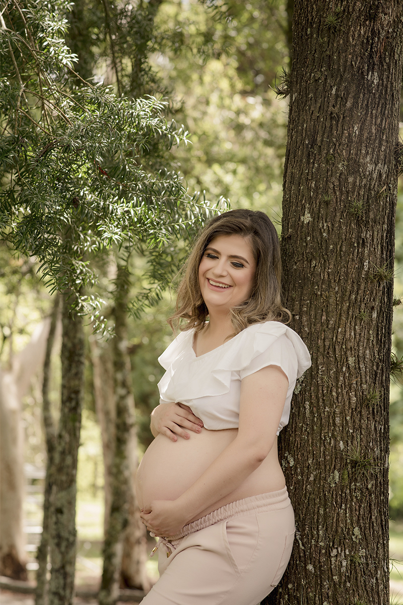 Foto de gestante em caxias do sul fotografa morgana perini mae sorrindo para arriga