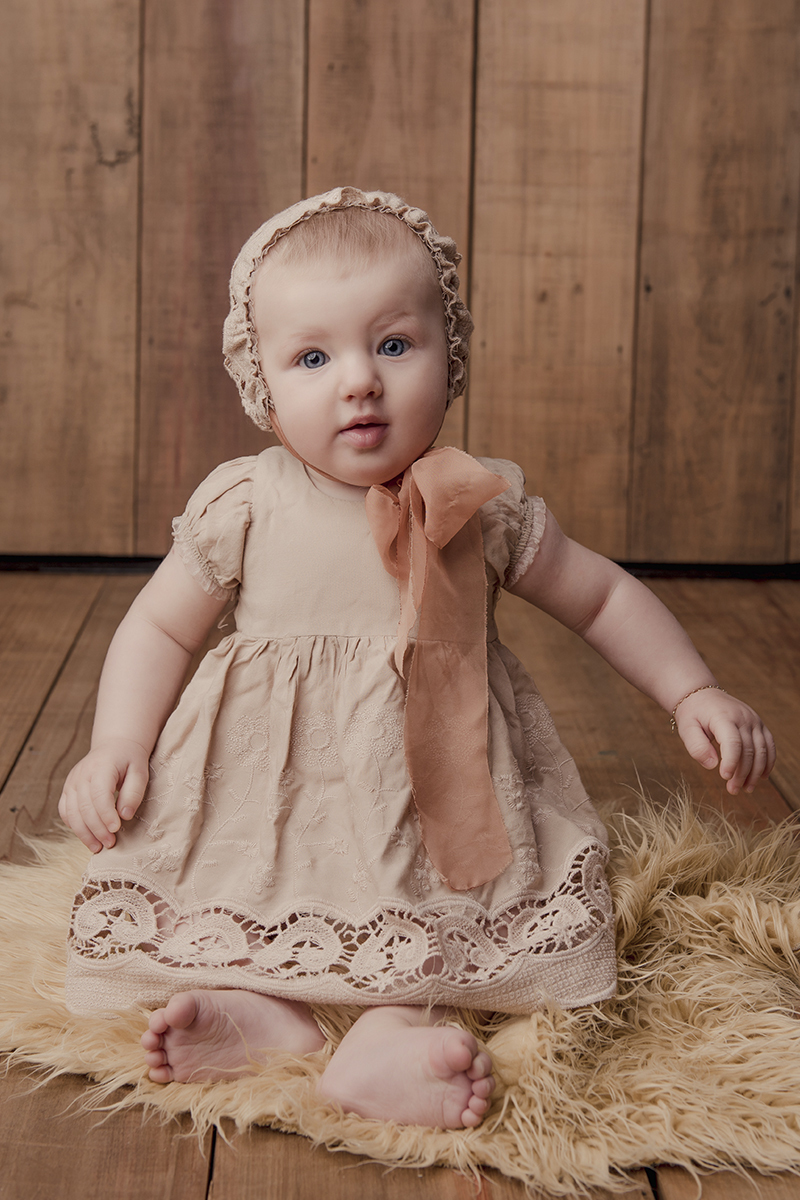 Foto de bebe em caxias do sul fotografa morgana perini bebe de joelhos