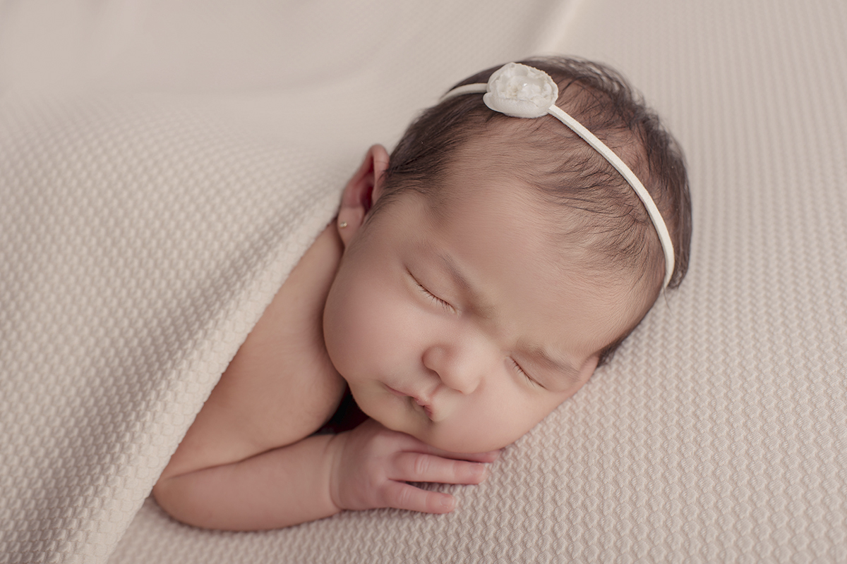 Foto newborn em caxias do sul fotografa morgana perini nene com coberta creme