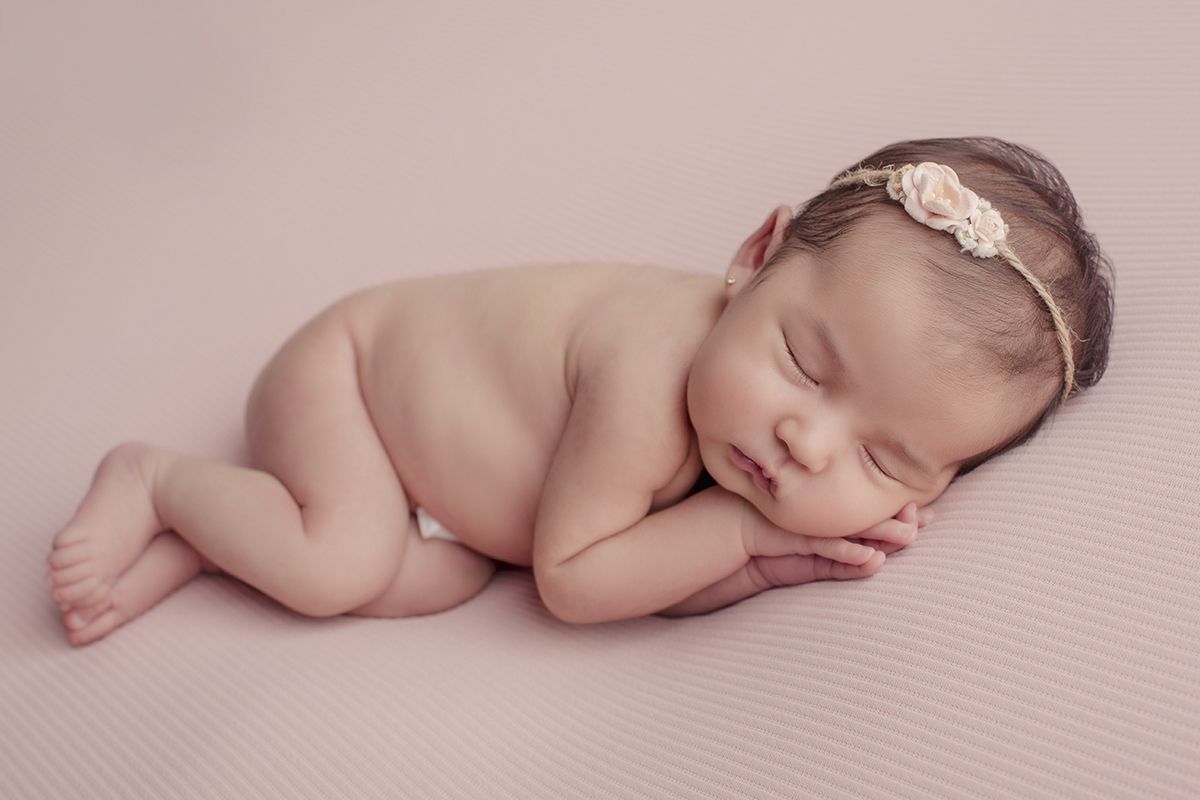 Foto newborn em caxias do sul fotografa morgana perini bebe de ladinho