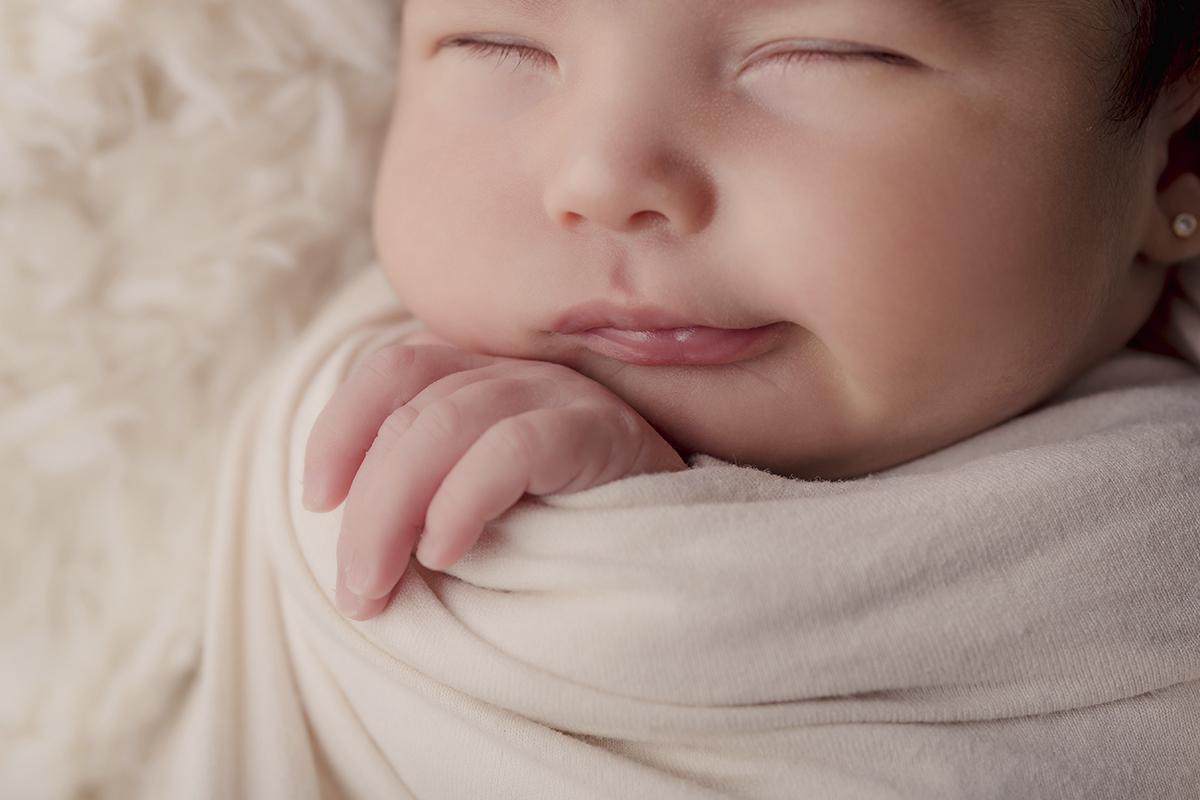 Foto newborn em caxias do sul fotografa morgana perini olhinhos e boca