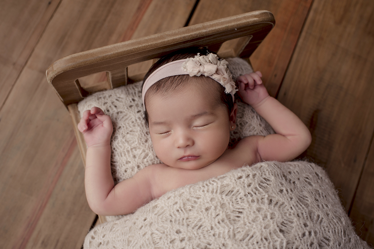 Foto newborn em caxias do sul fotografa morgana perini bebe camabraços para cima